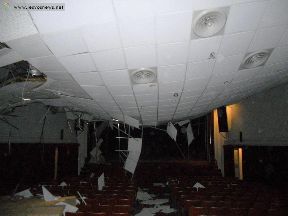 Κατέρρευσε από το χιόνι η στέγη του θεάτρου Αγιάσου στη Μυτιλήνη (εικόνες)